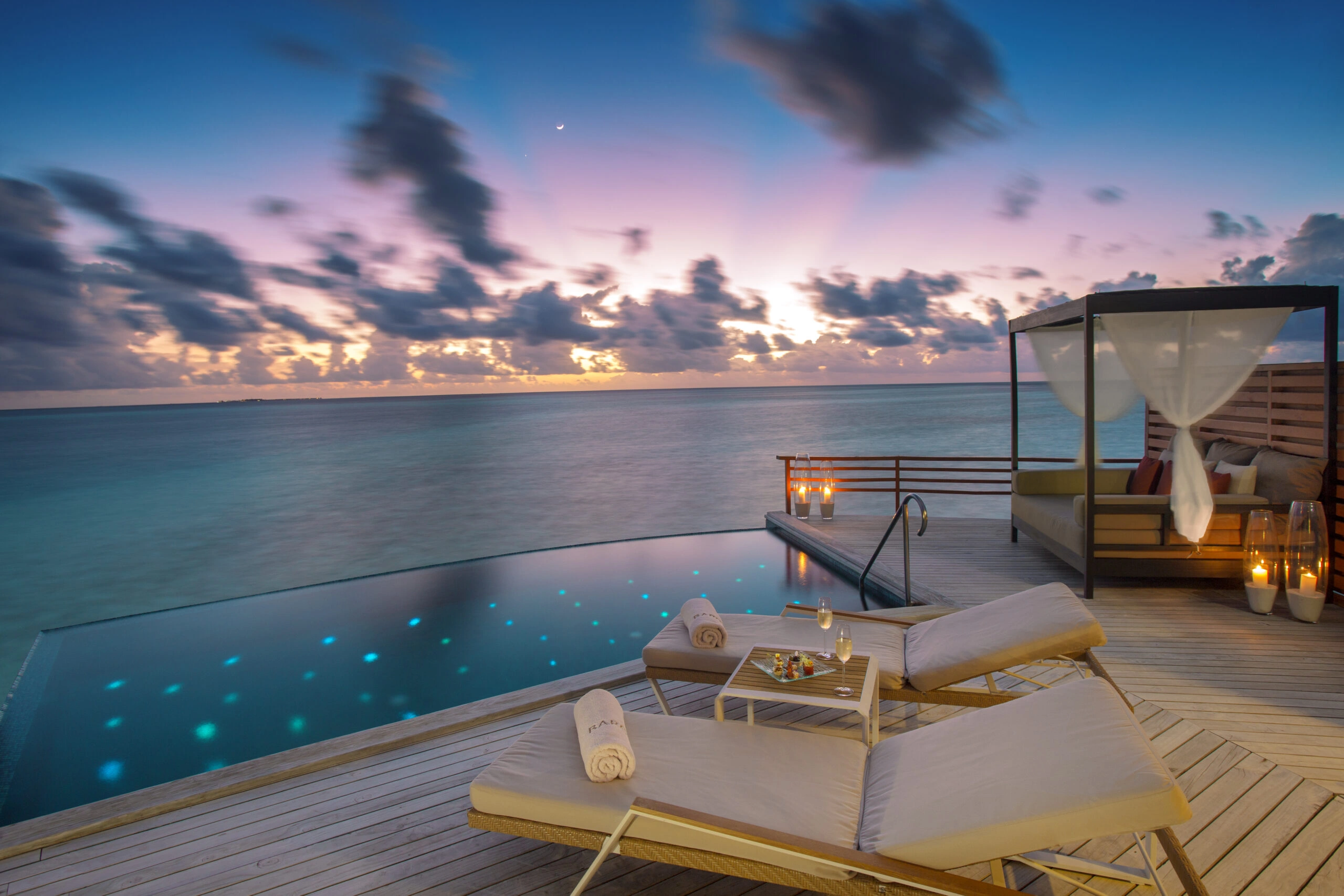 Luxuriöse Wasservilla mit privatem Pool bei Sonnenuntergang in Baros, Malediven