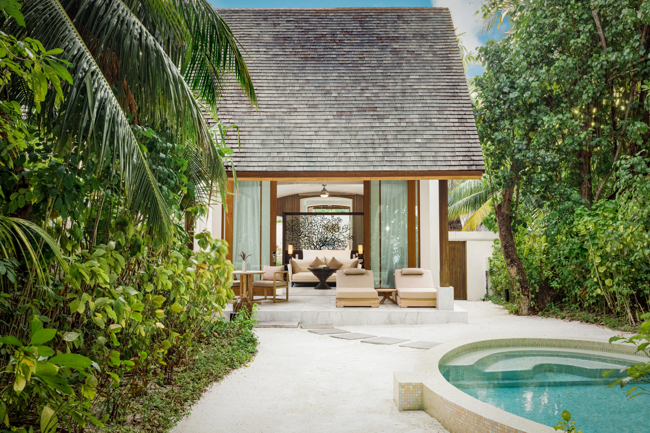 Luxuriöse Strandvilla mit privatem Pool im Conrad Maldives Rangali Island
