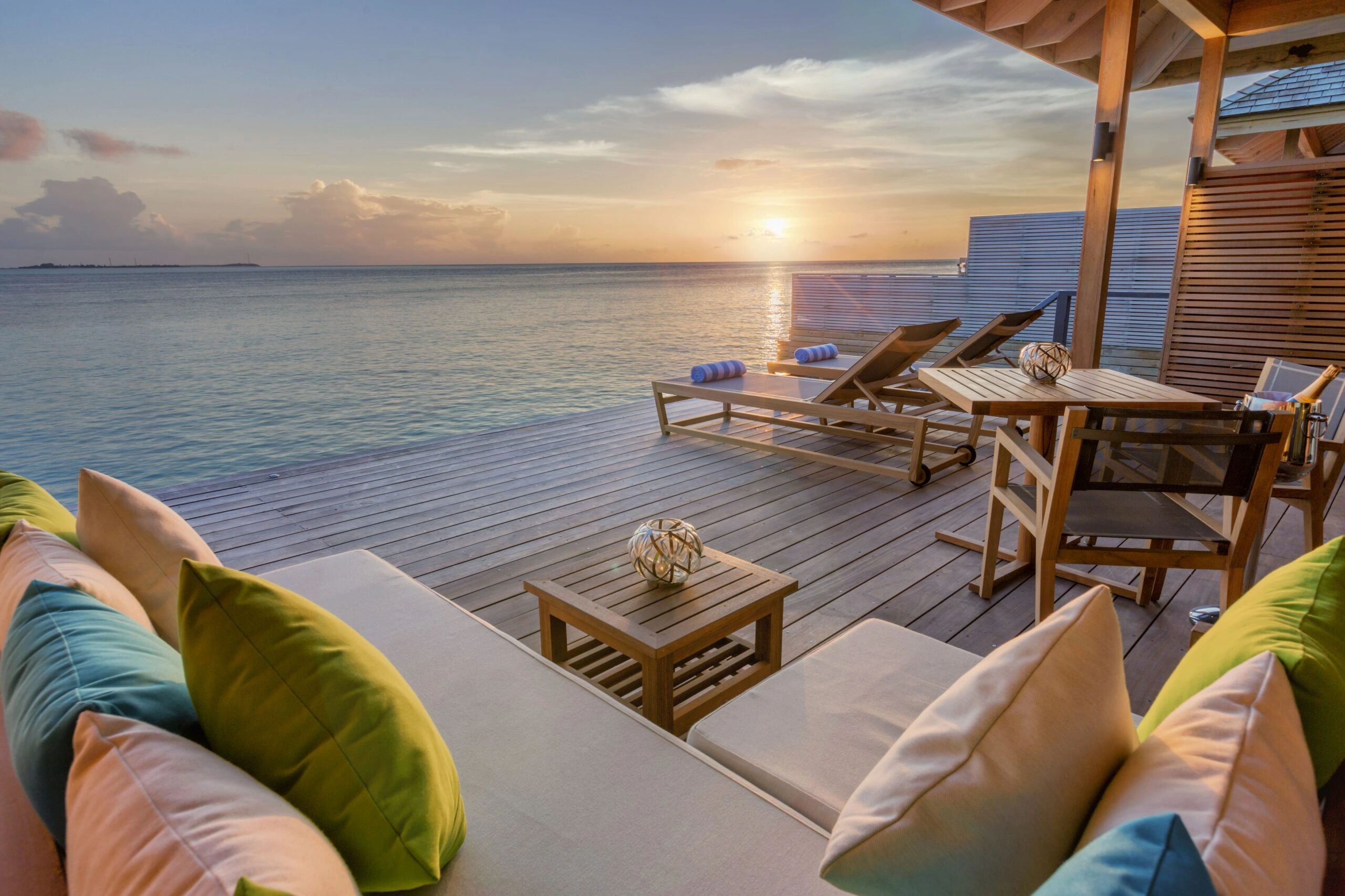 Luxuriöse Meeresvilla-Terrasse bei Sonnenuntergang in Hurawalhi, Malediven