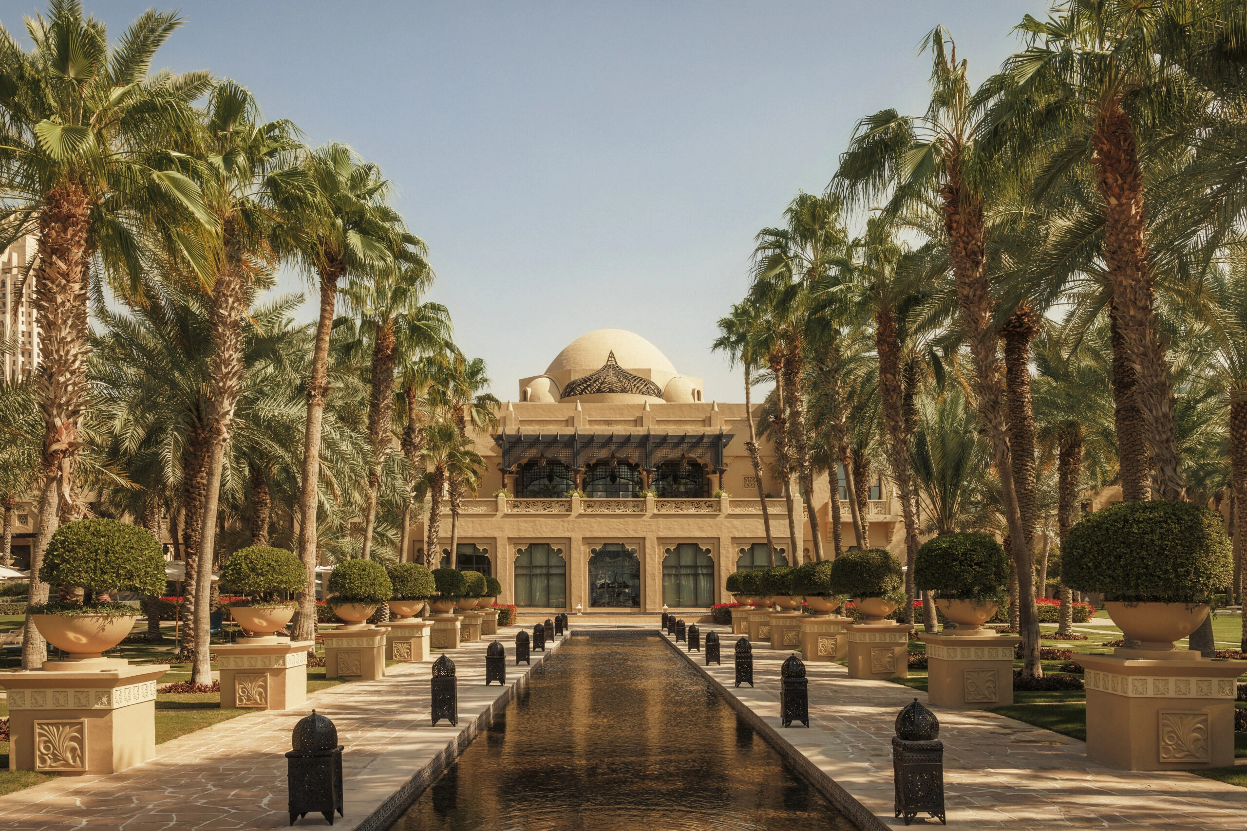 Luxuriöser Resorteingang im One&Only Royal Mirage Dubai mit palmengesäumtem Weg